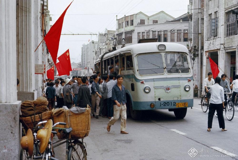 阿德里亞諾·馬達羅  編號：1-01；圖片說明：1976 年 5 月 4 日，廣州 中心大街的一個擁擠的公共汽車站 (復制).jpg