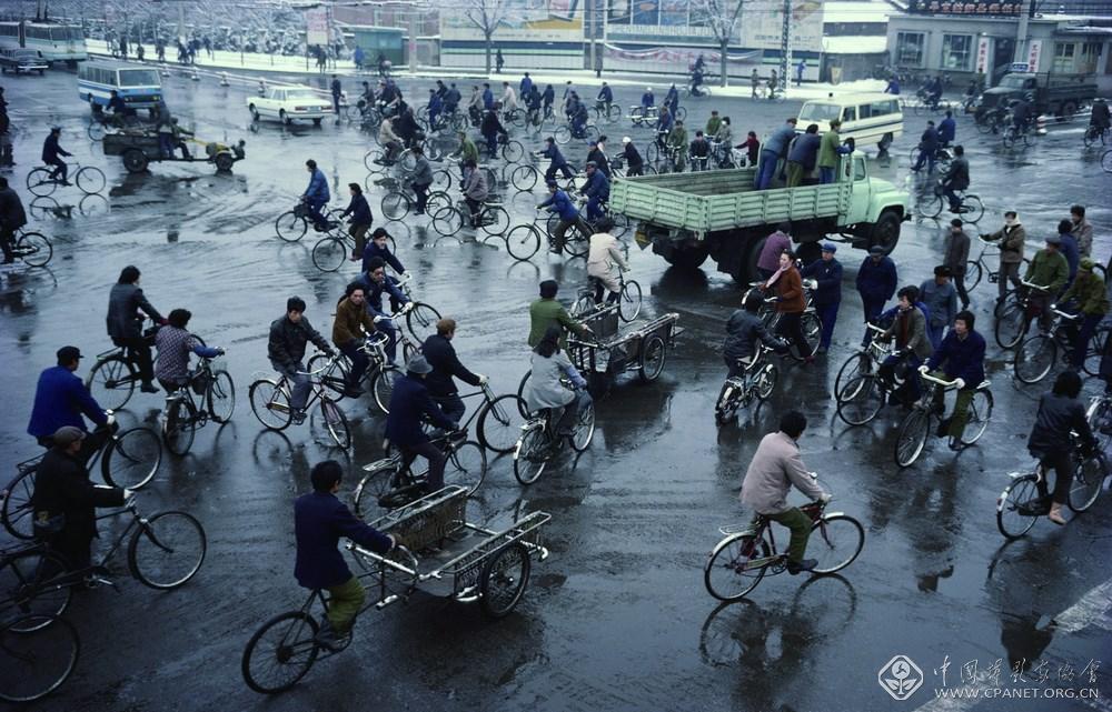 閻雷  編號(hào)：4-10；圖片說(shuō)明：沈陽(yáng)1985 (復(fù)制).jpg