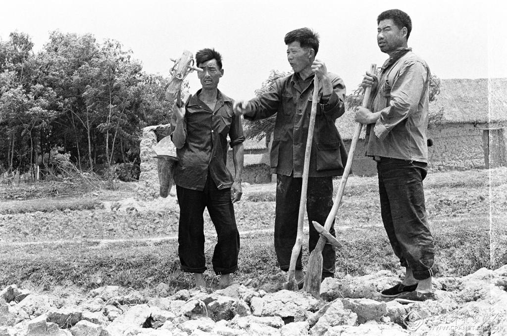 汪強(qiáng)-大包干“責(zé)任制從他們手中誕生。--汪強(qiáng)攝影于1979年.jpg