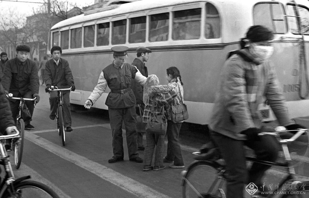 劉英毅-1980年東四北大街，交警護(hù)送小學(xué)生過馬路。劉英毅攝影.jpg