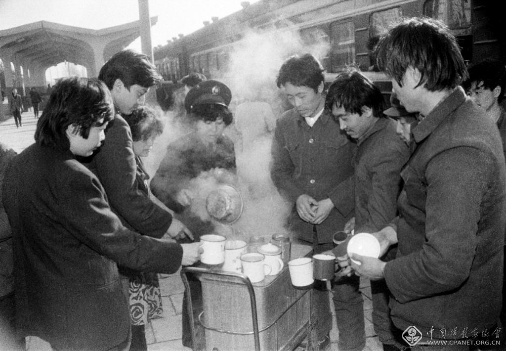 原瑞倫-1982年早春時(shí)節(jié)，東北地區(qū)仍是寒風(fēng)刺骨，春寒料俏，旅客們在通遼車站站臺(tái)上排隊(duì)打熱水。攝影原瑞倫.jpg