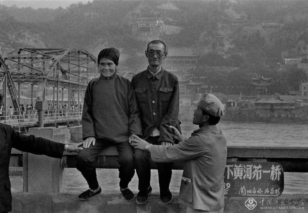 吳平關(guān)《拍合影的老夫妻》·1989年8月9日·蘭州市城關(guān)區(qū)南濱河?xùn)|路.jpg