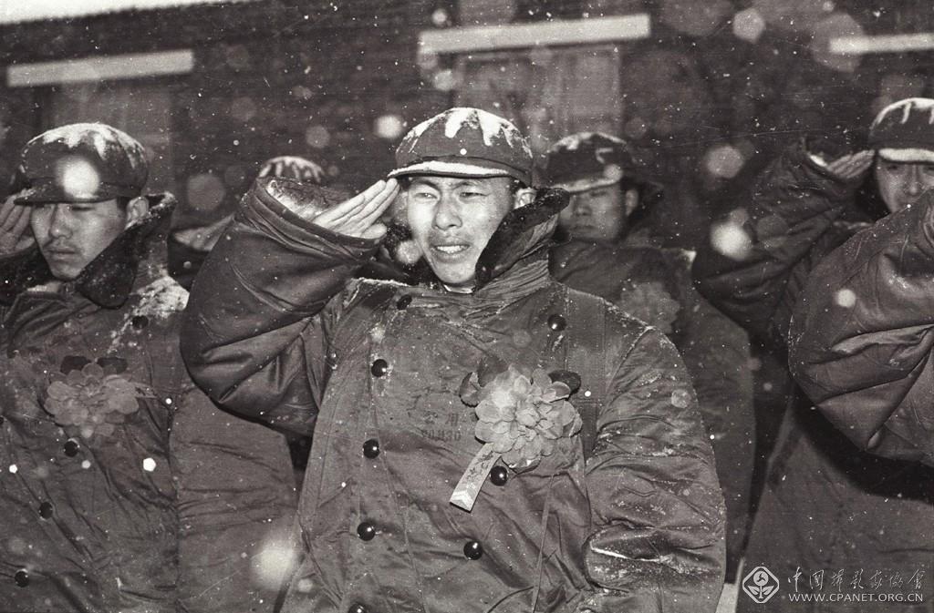 李剛-最后的軍禮。1992年1月15日，沈陽軍區(qū)某部300余名服滿現(xiàn)役的老兵復(fù)員，離隊登車前，他們莊嚴(yán)地向老連隊行了最后一個軍禮。 新華社記者李剛攝.jpg