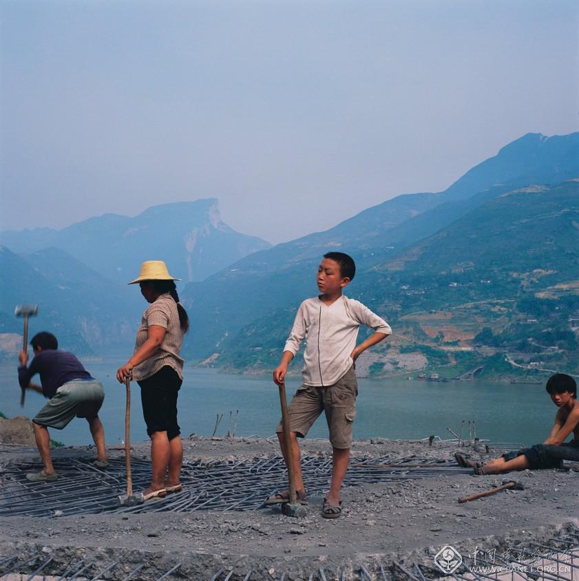 顏長(zhǎng)江-2003年5月，三峽第一次蓄水前，奉節(jié)民工緊急拆除江壩石信號(hào)臺(tái) 顏長(zhǎng)江 攝.jpg