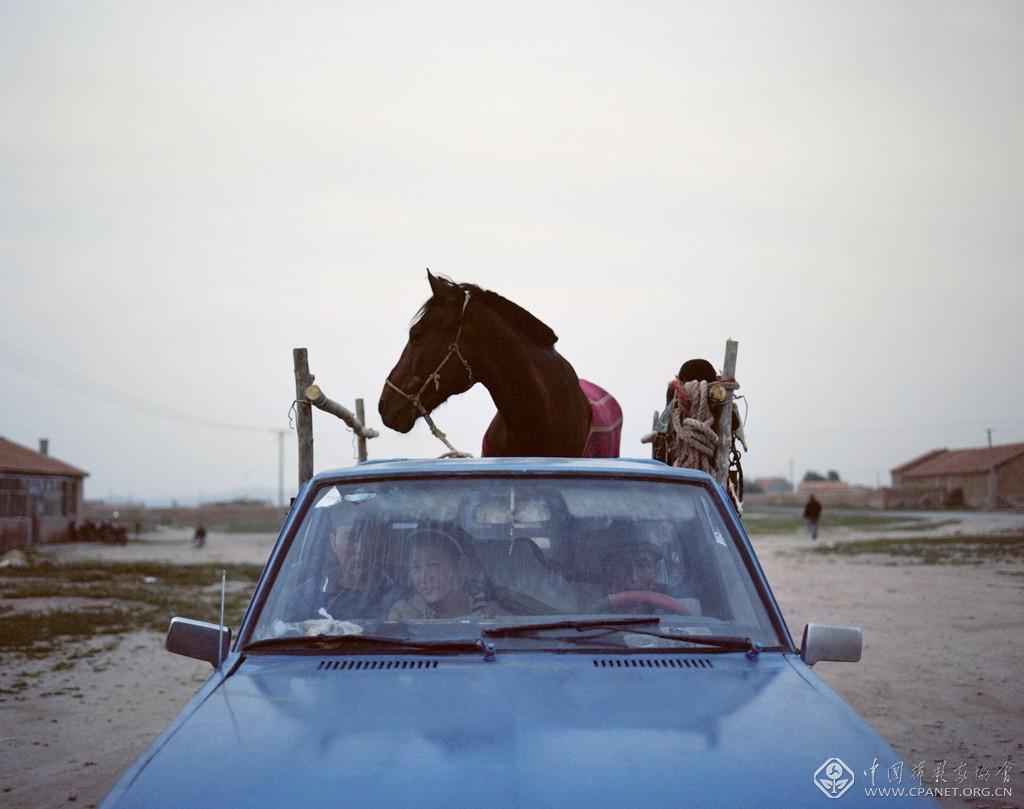 李偉-參加賽馬的一家人,2010年.jpg